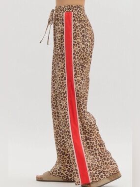 entro Leopard Print Pant with red accent. Pockets  w/shorts lining.  W Small